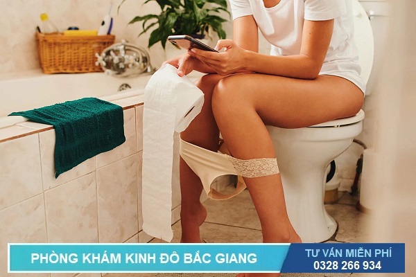 Không nên ngồi vệ sinh quá lâu