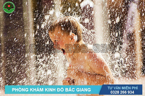Tắm rửa vệ sinh sạch sẽ vùng sinh dục để tránh mọc mụn ở chim